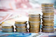 Vier unterschiedlich große Münzstapel