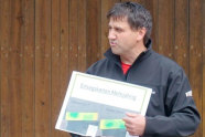 Jörg Deinlein hält Schaubild "Ertragskarten Mehrjährig" 