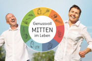 Älteres Paar mit Schild Genussvoll Mitten im Leben