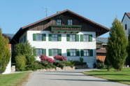 Haupthaus und Einfahrt eines Bauernhofs