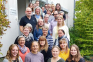 Personen auf einer Treppe im Außenbereich eines Gebäudes