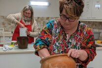 Zwei Frauen reinigen Töpfe
