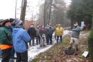 Mehrere Personen an einem Waldweg stehend