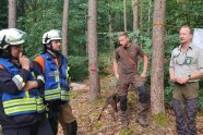 Revierleiter unterhält sich mit Feuerwehrmänner