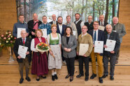 Forstministerin Michaela Kaniber mit den 14 Preisträgern des Staatsehrenpreises.