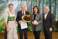 Forstministerin Kaniber mit Preisträger Leo Schirner, Waldkönigin Antonia Hegele und MdL Michael Hofmann