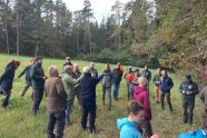 eine Gruppe von Menschen auf einer Wiese