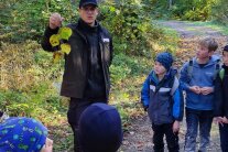 Förster ist mit Kindern im Wald