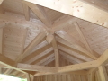 Blick in die Holzdachkonstruktion des Pavillons