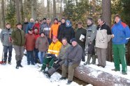 Teilnehmergruppe im verschneiten Wald