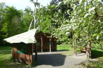 Unterstellmöglichkeit aus Holz mit Kirschblüten