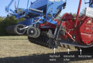 Bodenmischprofi an Traktor; Pfeile zeigen auf Nachlaufwalze, Gänsefußschar und Rotorzinken