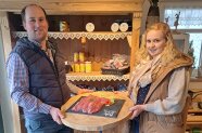 Lisa und Joesf Alt halten Brett mit Rindfleisch