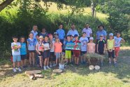 Gruppenbild von Kindern in einer Wiese