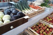 Stand mit frischem Gemüse und Obst in Kisten